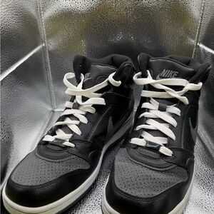 Nike Men's Black and White Sneakers